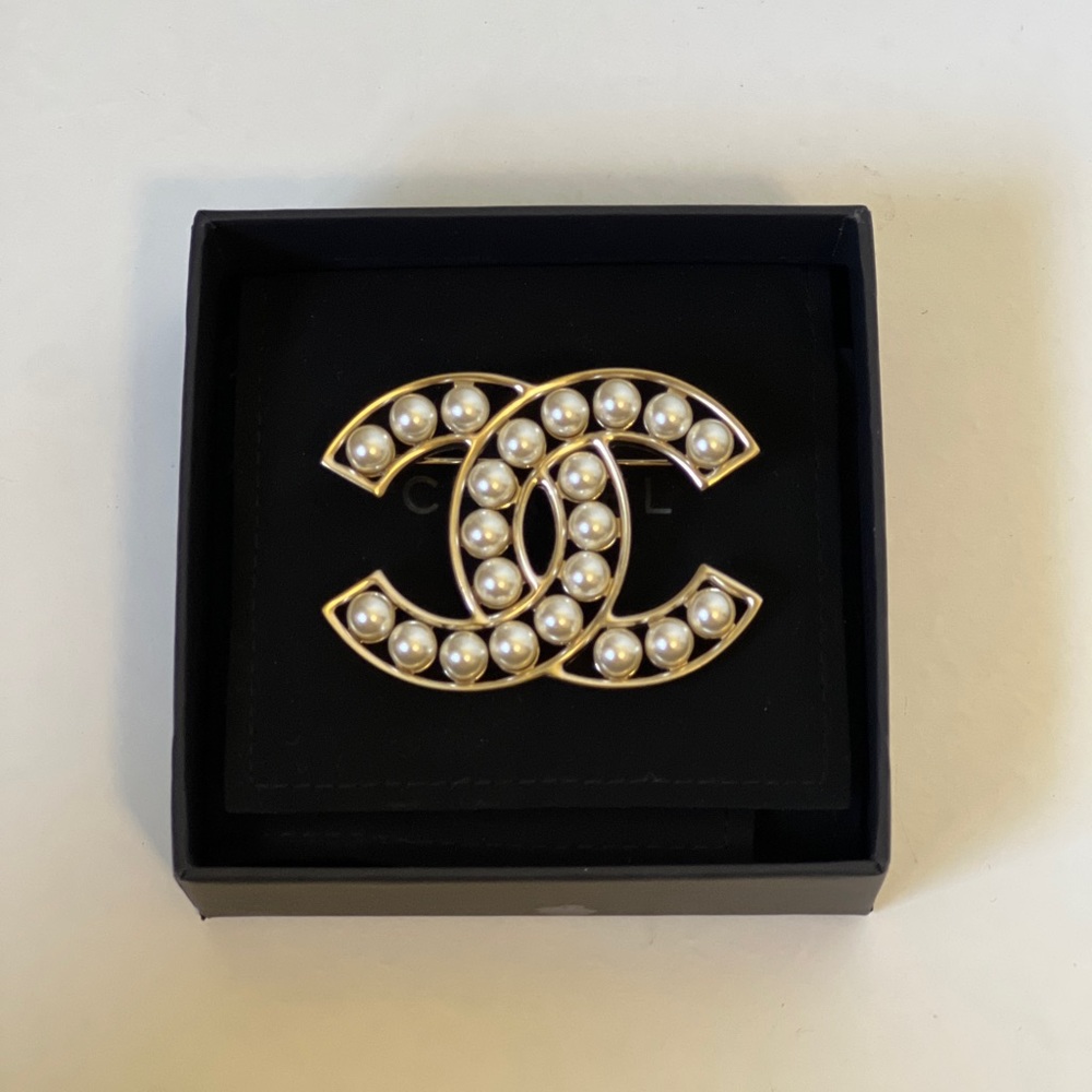 Beautiful pearl Chanel Brooch, NEW